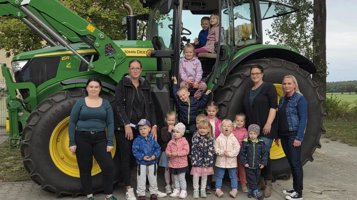 Die Kinder der Landkita Bronkow freuen sich über den Besuch der Landboden Bronkow Agrar GmbH zur Namensgebung. Die Landwirte kamen mit einem Traktor.