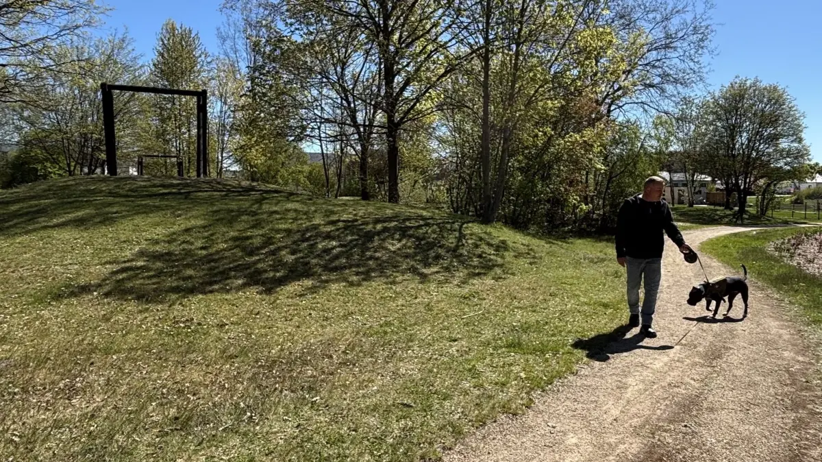 Hundebesitzer in Großräschen werden künftig stärker zur Kasse gebeten. Die Stadt erhöht die Hundesteuer.