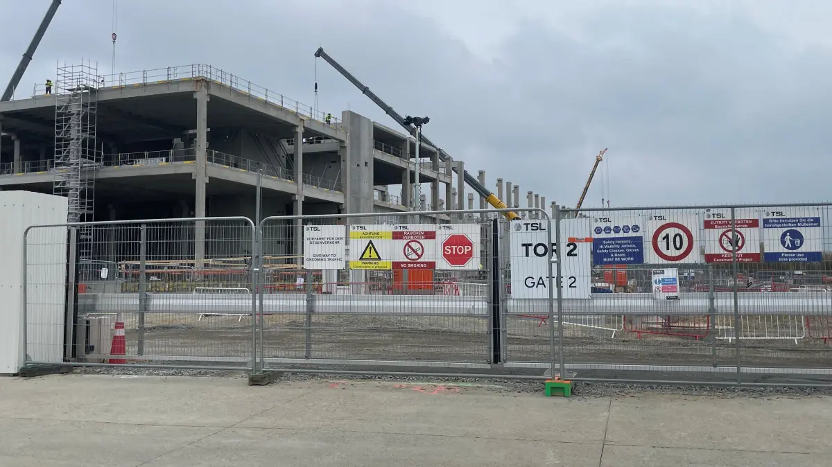Die Bauarbeiten beim AWS-Rechenzentrum verlaufen hinter blickdichten Zäunen. Nur an den Toren lässt sich ein Blick zum Baufortschritt erhaschen.
