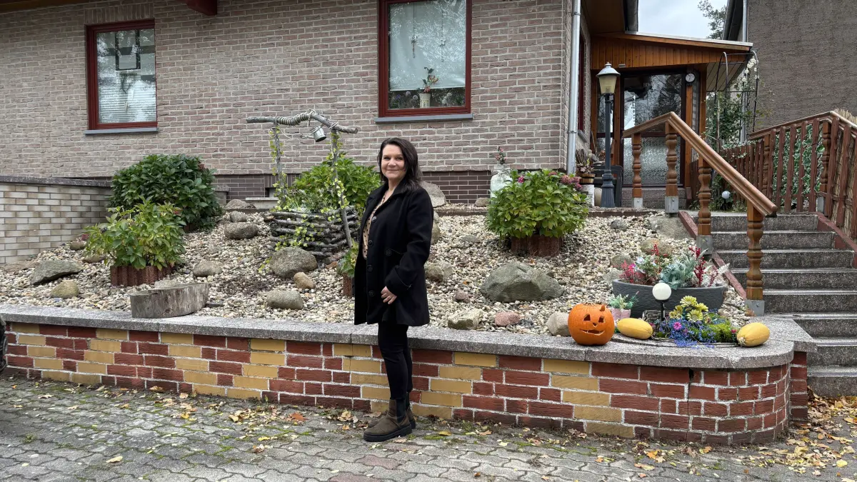 Rednerin Jeannette Pastika aus Bad Muskau auf ihrem Parkplatz, wo ihr Baum der Erinnerung am 28. Oktober aufgestellt werden wird. Hier kann im November zu jeder Tages- und Nachtzeit an Angehörige (auch Haustiere) gedacht werden mit Zettel und Stift.
