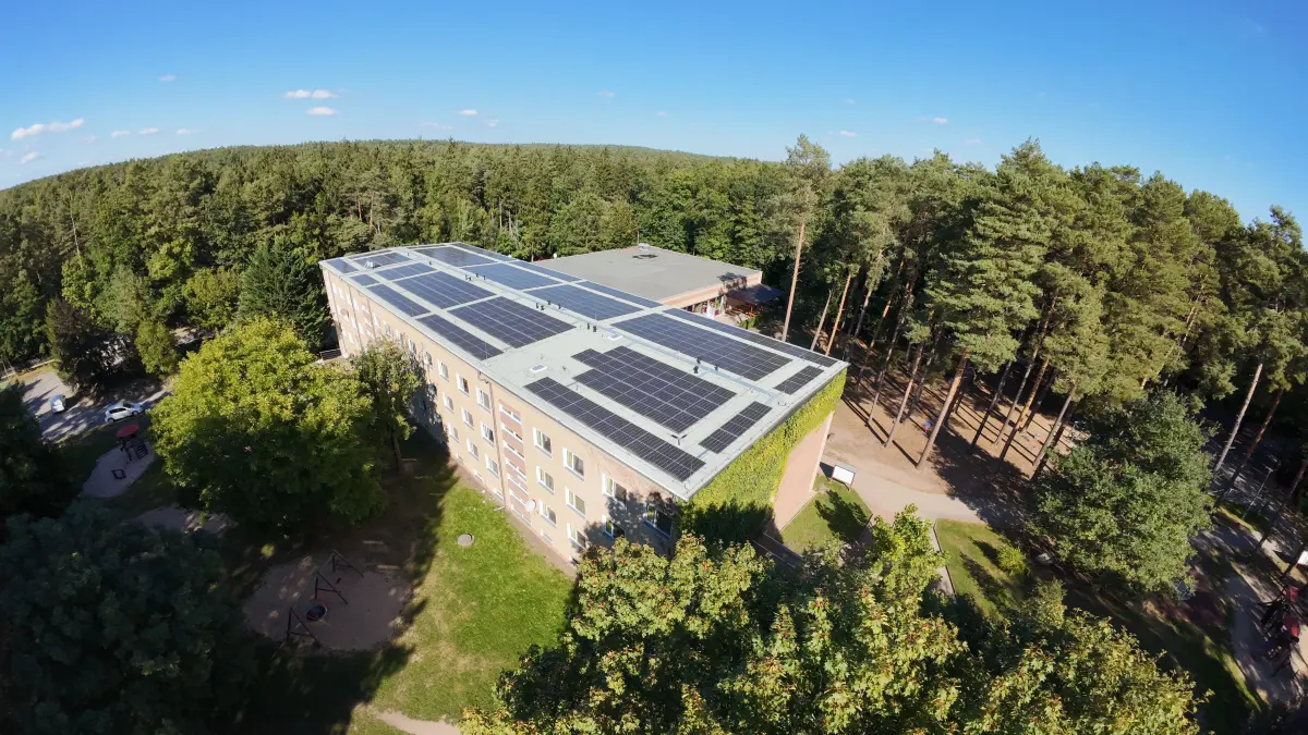 Das Kindererholungszentrum am Braunsteich in Weißwasser hat seit Anfang Oktober eine Solaranlage auf dem Dach, die für erhebliche Strom-Einsparungen sorgen wird.