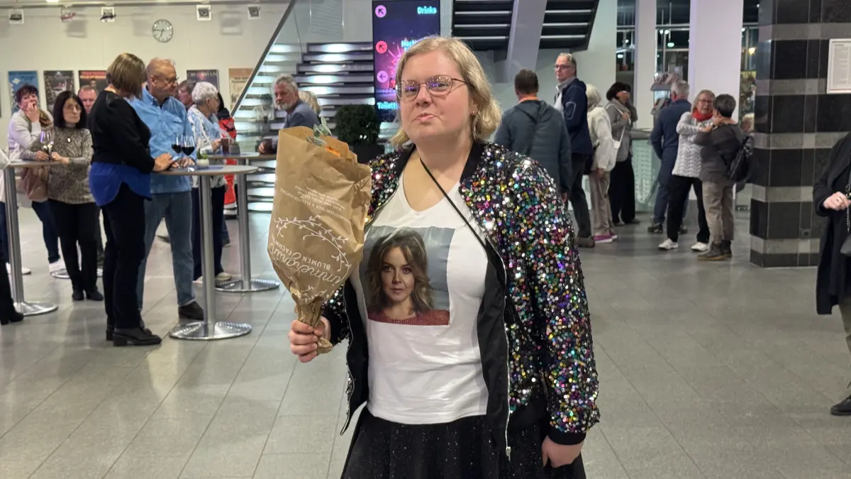Madeleine Köpke betreibt nicht nur einen Annett Lousian-Fanaccount, sie überreicht der Sängerin auch regelmäßig Rosen - so auch beim Konzert in der Stadthalle Cottbus.