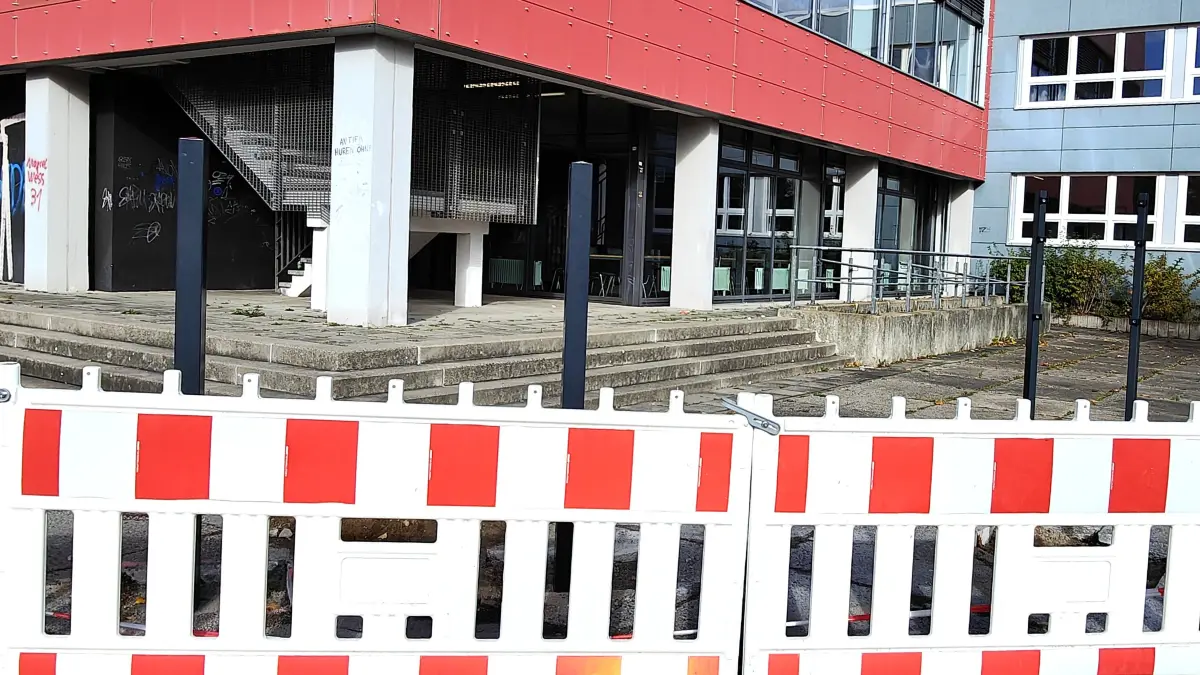 Die Bauarbeiten zur Einzäunung des Gymnasiums in Hoyerswerda laufen noch.