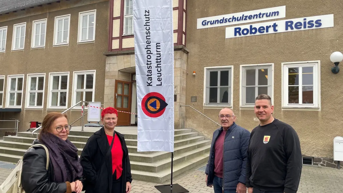 Leuchtturm-Test an der Grundschule Robert Reiss in Bad Liebenwerda. Susann Kirst, Beigeordnete und Ordnungsdezernentin im Landkreis, Verbandsgemeindebürgermeisterin Claudia Sieber und Ortsbürgermeister Johannes Berger haben sich von Verbandsgemeindewehrführer Martin Neumann (v.l.) die Erfahrungen beim Aufbau erläutern lassen.