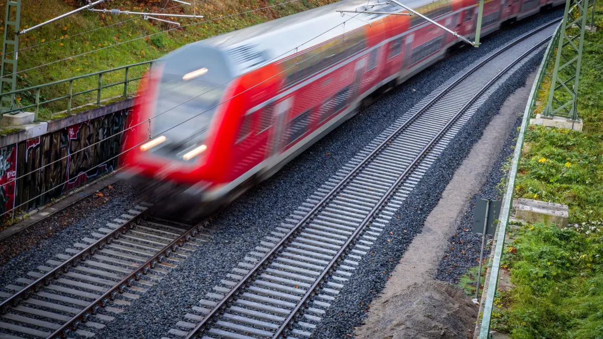 Trassenpreise im Schienenverkehr steigen 2027 kräftig: ARCHIV - 28.10.2022, Mecklenburg-Vorpommern, Schwerin: Ein Nahverkehrszug fährt über die neu gebaute Bahnstrecke zum Schweriner Hauptbahnhof (Aufnahme mit langer Belichtungszeit). (zu dpa: «Finanzstreit zu Regionalverkehr - Einschnitte in Fahrplänen?») Foto: Jens Büttner/Deutsche Presse-Agentur GmbH/dpa +++ dpa-Bildfunk +++