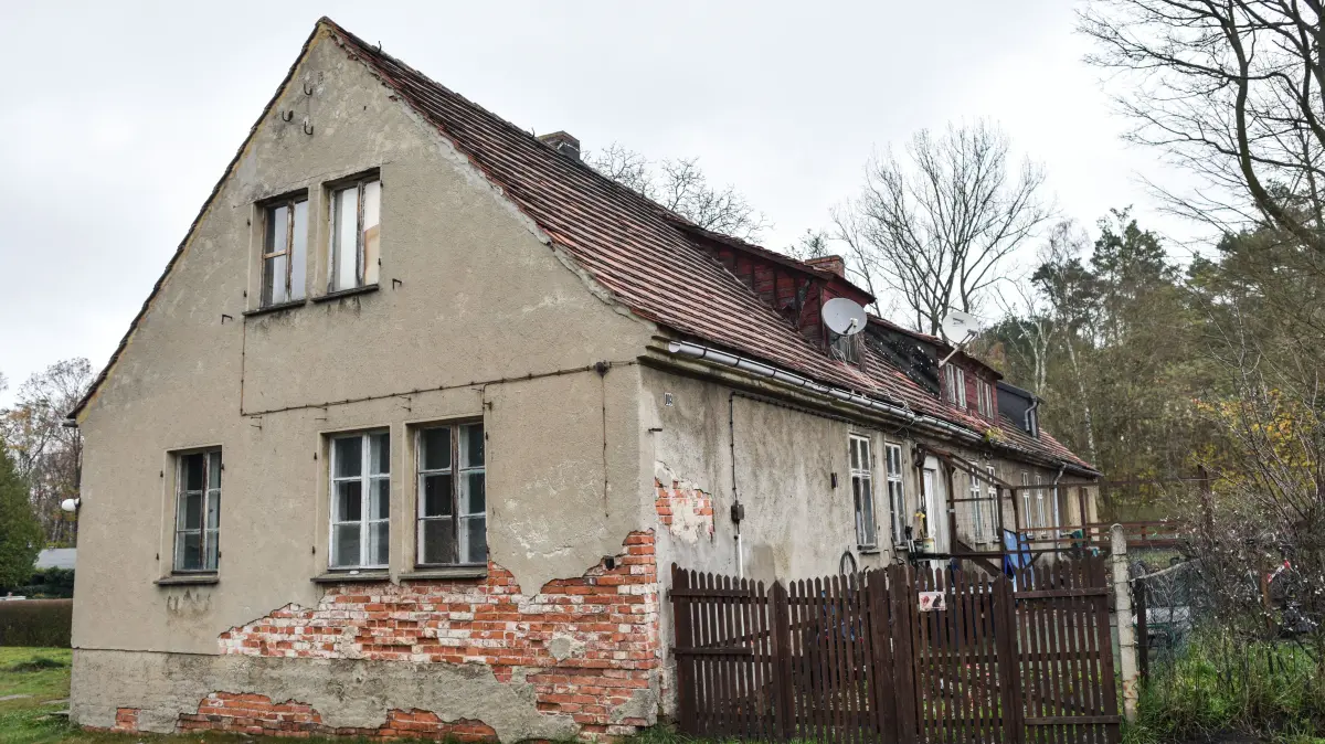 Ein baufälliges Haus ist am 16.11.2017 in dem kleinen Dorf Alwine nahe Domsdorf (Brandenburg) zu sehen. Zum Ersten, Zweiten und Dritten: die Siedlung Alwine in Südbrandenburg kommt unter den Hammer. Sechs in die Jahre gekommene Doppel- und Mehrfamilienhäuser, bewohnt von etwa 15 Mietern, werden am 9. Dezember in Berlin versteigert, sagte Matthias Knake, Vorstand des Auktionshauses Karhausen am Donnerstag. Das Anfangsgebot liege bei 125 000 Euro. Zuvor hatte die «Bild»-Zeitung von der geplanten Auktion berichtet. Foto: Patrick Pleul/dpa-Zentralbild/dpa ++ +++ dpa-Bildfunk +++