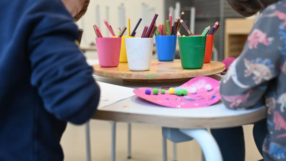 Sozial-Index: Mehr Förderung für benachteiligte Kita-Kinder: ARCHIV - 17.01.2025, Nordrhein-Westfalen, Düsseldorf: Kinder basteln gemeinsam in einer Kindertagesstätte. Benachteiligte Kinder in Brennpunktstadtteilen sollen künftig in nordrhein-westfälischen Kitas mit zusätzlicher Finanzierung besonders gefördert werden. (zu dpa: «Sozialindex: Mehr Förderung für benachteiligte Kita-Kinder») Foto: Maximilian von Klenze/dpa +++ dpa-Bildfunk +++