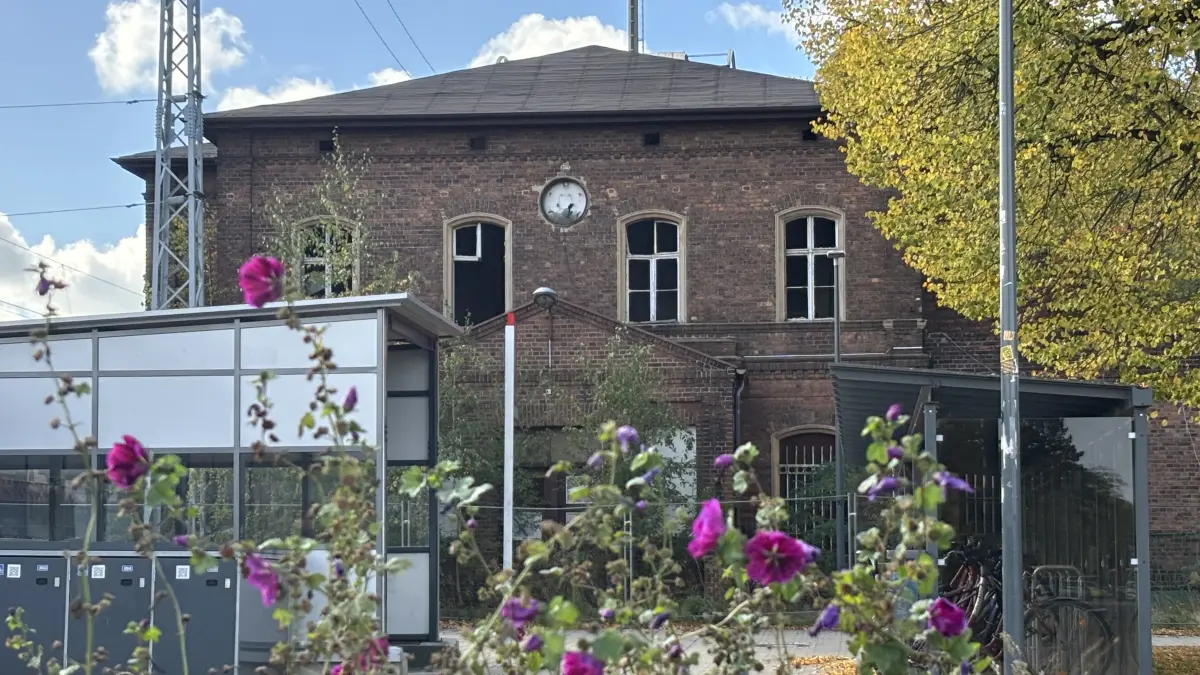 Von der alten Schönheit ist nicht mehr viel übrig: Seit Jahren fristet das alte Empfangsgebäude des Bahnhofs Ruhland abgesperrt sein Dasein. Nun soll das Objekt zwangsversteigert werden.