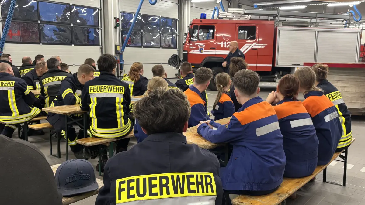 Nach mehr als einem Jahr ist der Fuhrpark der Amtsfeuerwehr Ortrand wieder komplett. Für das neue Fahrzeug haben die Kameraden sogar die Garage der Wache ausgeräumt.