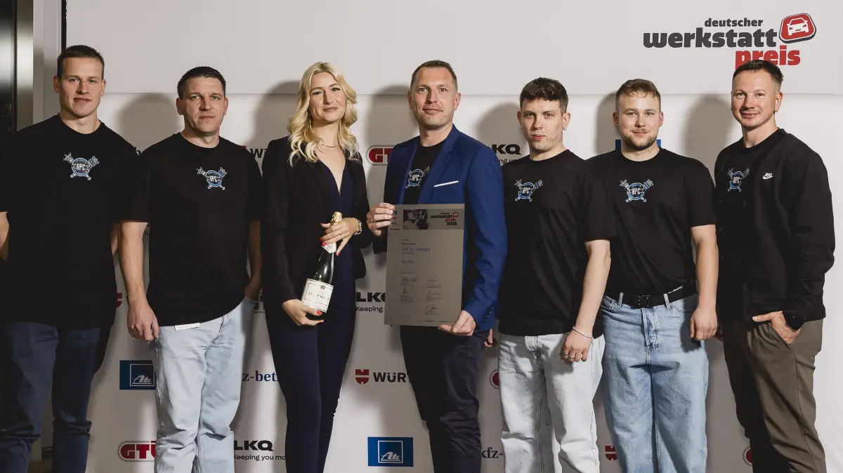 Das Autohaus Lehniger in Finsterwalde gehört zu den zehn besten freien Werkstätten Deutschlands. Das haben Kevin Lieske, Kevin Roland, Anne-Kathrin Thienel-Lehniger, Inhaber Jan Lehniger, Dominik Mikwauschk sowie Tom Neubert und Thomas Mende (v.l.) jetzt auch schriftlich.