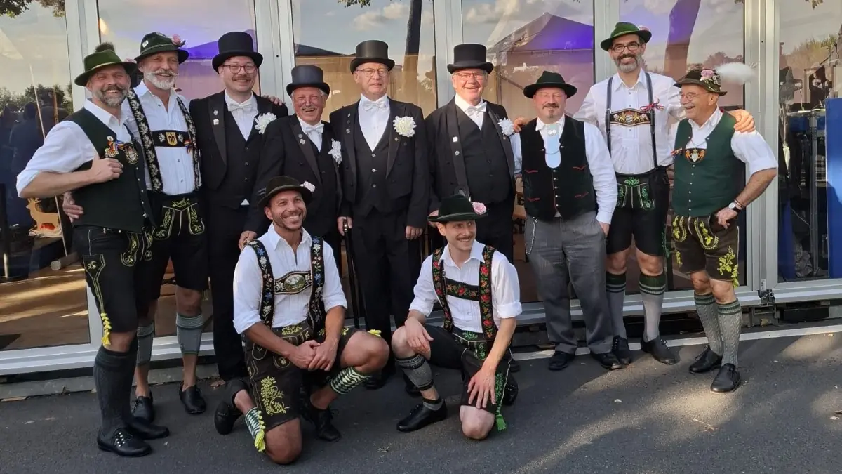 Die Sänger aus Finsterwalde und die Schwuhplattler treffen immer wieder zu großen Veranstaltungen aufeinander und treten hintereinander auf, wie dieses Mal in Bremen.