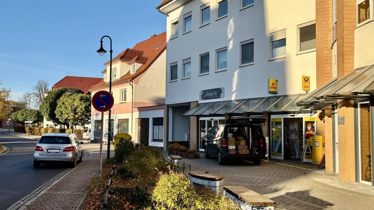 Ein Beispiel, wie es auf der Straße des Friedens nicht geht mit dem Parken: Der Umzug der Postfiliale hat die Situation dort nicht verbessert.