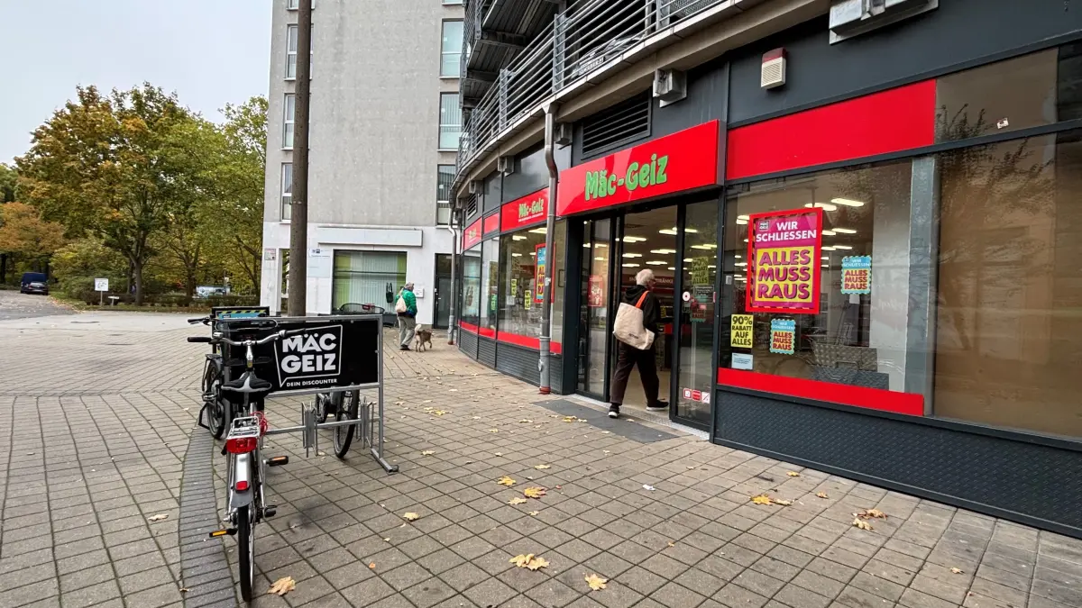 Die Mäc-Geiz-Filiale im Schloßpark-Center in Senftenberg wird geschlossen. Kunden nutzen den Ausverkauf bis zum letzten Tag.
