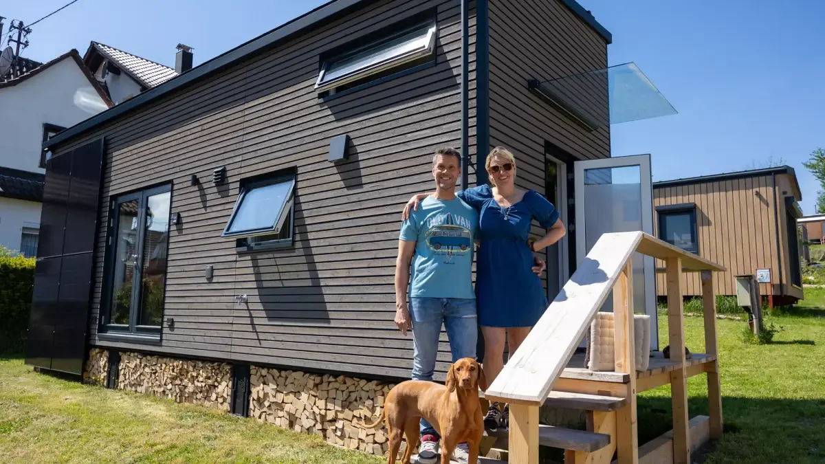 Sascha Weisel, seine Partnerin Iris Przybille sowie Hündin Angel vor dem Tiny House in Karlsbad.