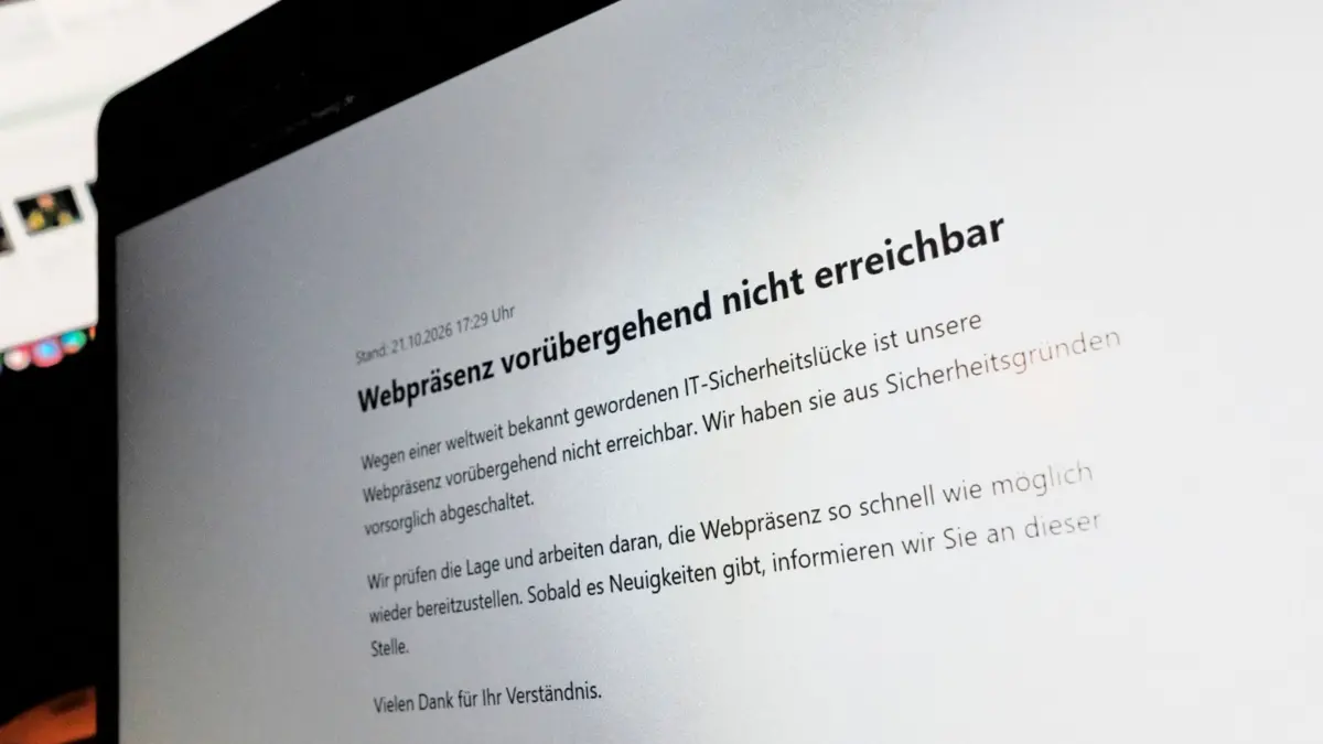 „Webpräsenz vorübergehend nicht erreichbar“ auf einem Display: Eine schwerwiegende Sicherheitslücke bringt weltweit das Fundament zahlreicher Webseiten und Onlinedienste ins Wanken. (zu dpa: «PHP-Sicherheitslücke: Was tun mit privaten Webseiten?») Foto: Stefan Jaitner/dpa/dpa-mag - Honorarfrei nur für Bezieher des Dienstes dpa-Magazin +++ dpa-Magazin +++