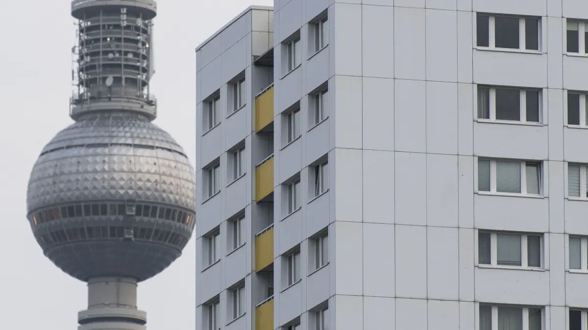 Gegenstand heftiger Kontroversen: Der Wohnungsmarkt in Berlin steht unter Druck. Eine Vergesellschaftung des Immobilienbesitzes großer Wohnbauunternehmen, wie sie die Linke plant, könnte Auswirkungen auch auf das Berliner Umland haben.