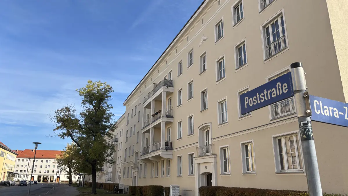 Nichts deutet mehr in der Poststraße in Eisenhüttenstadt darauf hin, dass es dort am Tag zuvor in den frühen Morgenstunden einen großen Polizeieinsatz gegeben hat.