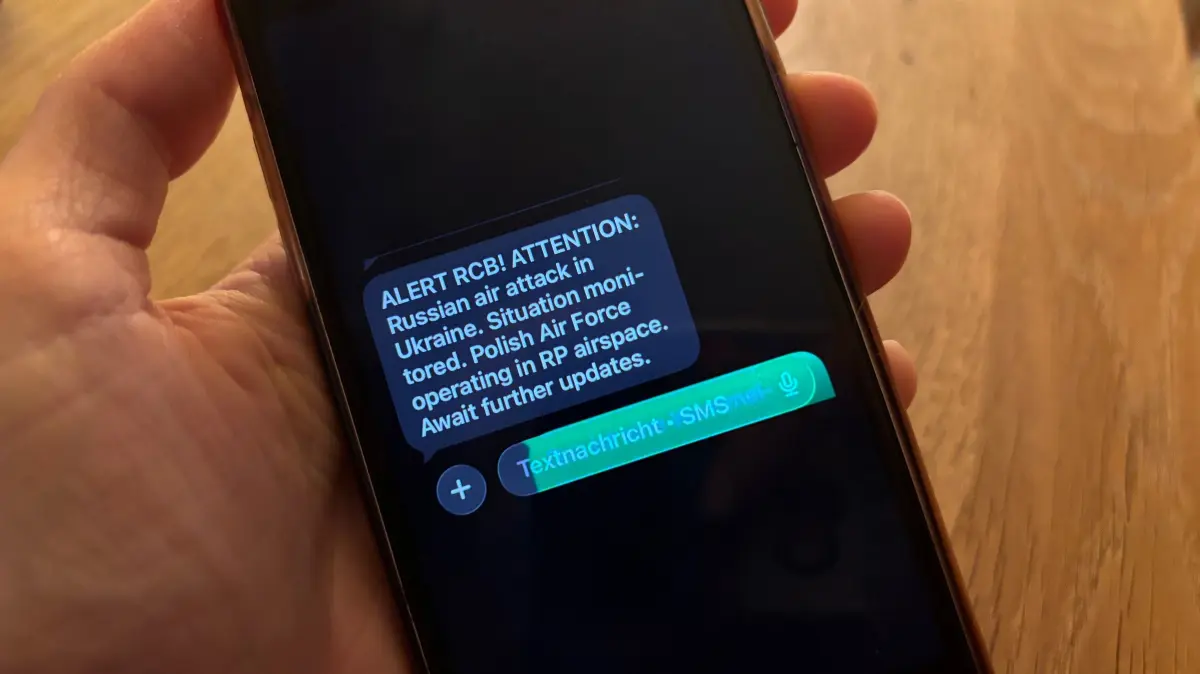 SMS-Warnmeldung aus Polen angesichts eines russischen Luftangriffs in der Ukraine, die ein Mann in Frankfurt (Oder) erhielt.