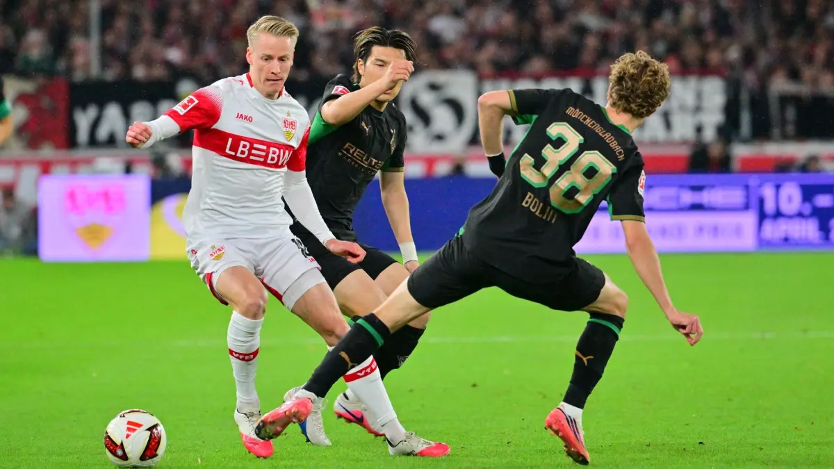 VfB Stuttgart - Borussia Mönchengladbach: 23.10.2026, Baden-Württemberg, Stuttgart: Fußball, Männer: Bundesliga, VfB Stuttgart - Bor. Mönchengladbach, 7. Spieltag, MHPArena. Chris Führich (VfB Stuttgart, l) im Kampf mit Hugo Bolin (Bor. Mönchengladbach, r) und Zento Uno (Bor. Mönchengladbach). Foto: Jan-Philipp Strobel/dpa +++ dpa-Bildfunk +++