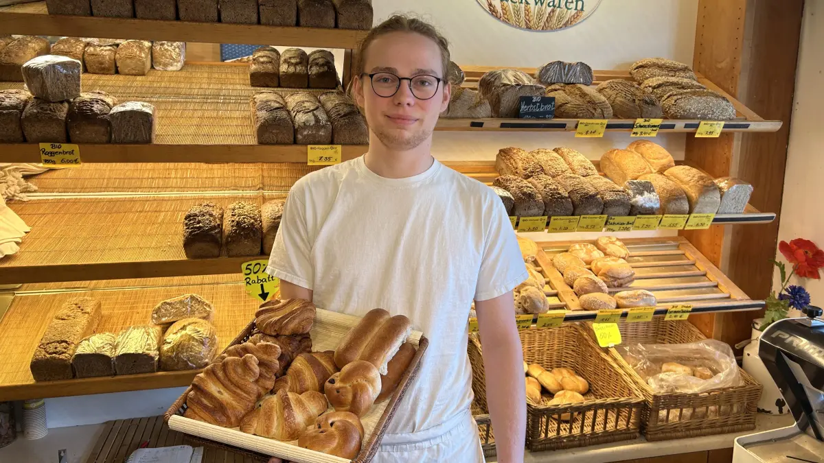 Moritz C. F. Graf zu Lynar von der Biobäckerei Schmidt in Cottbus ist Brandenburgs bester Nachwuchsbäcker. Mit seinem Sieg hat er sich für den Bundeswettbewerb qualifiziert.