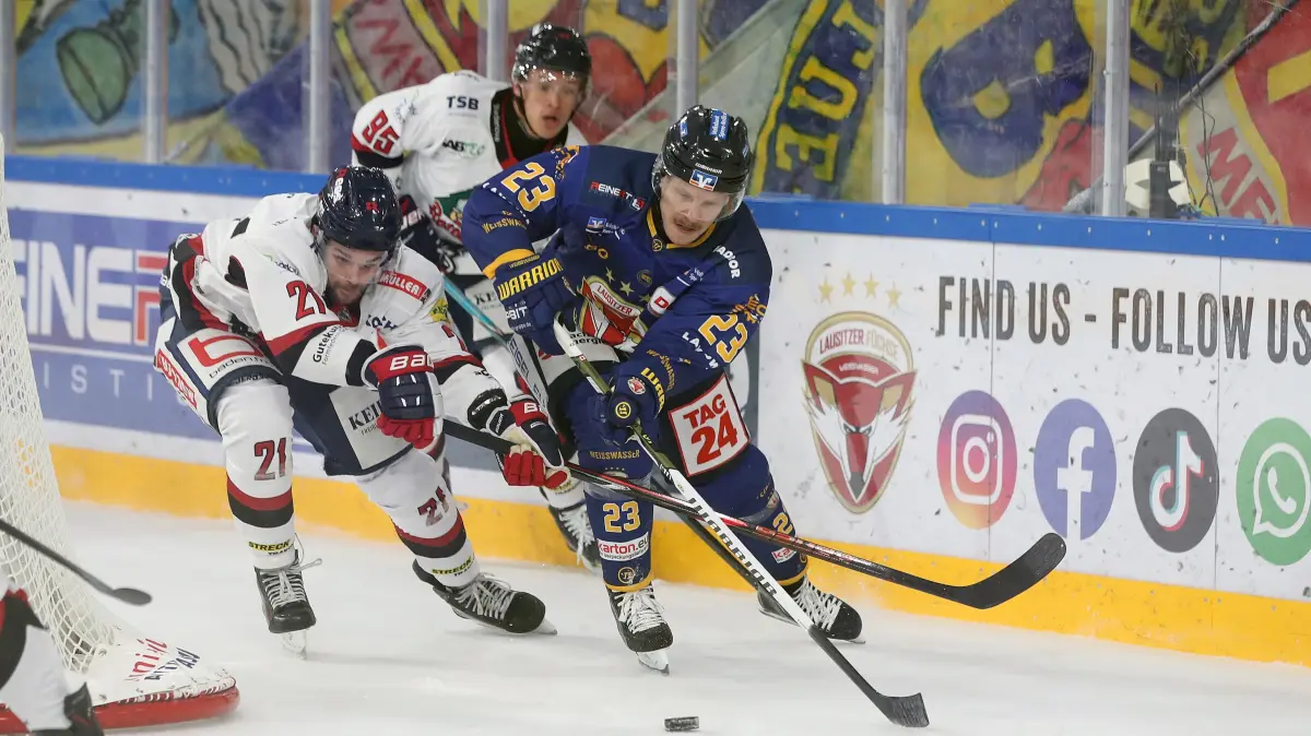 Lausitzer Fuechse vs. EHC Freiburg: 23.10.2026, Weisswasser, Lausitzer Fuechse vs. EHC Freiburg
Christopf Kiefersauer (21, EHC Freiburg), Lane Scheidl (23, Lausitzer Fuechse)