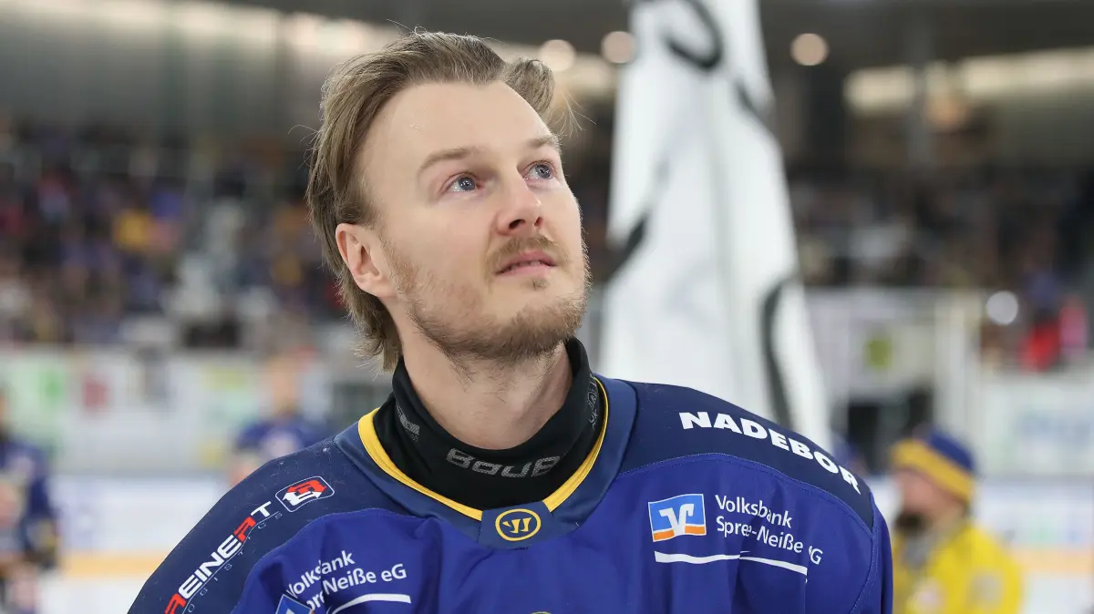 Lausitzer Fuechse vs. EHC Freiburg: 23.10.2026, Weisswasser, Lausitzer Fuechse vs. EHC Freiburg
Feuchte Augen bei Clarke Breitkreuz (71, Lausitzer Fuechse)