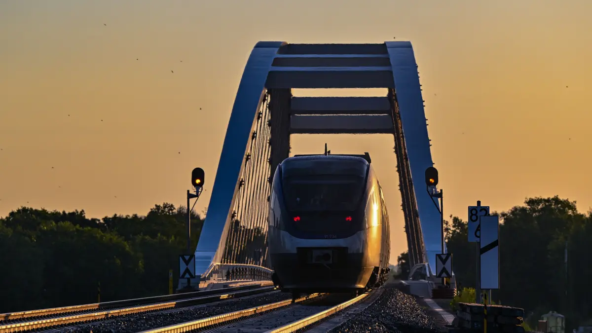 Die Ostbahn beim Überqueren der neuen Brücke, die über die Oder führt. Minister Robert Crumbach will, dass die Strecke auf deutscher Seite ausgebaut wird.