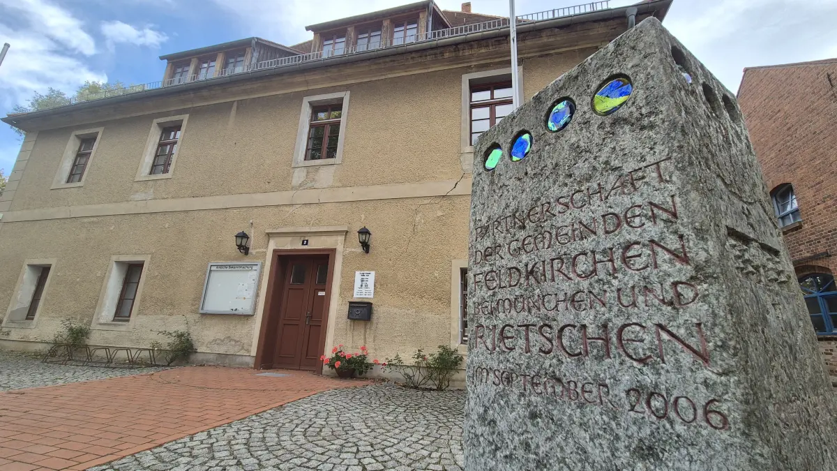 Blick auf die Gemeindeverwaltung Rietschen: In dem Haus werden alle Aufgaben rund um die Kommune abgearbeitet. In vielen Fällen geht es dabei auch um Finanzen.