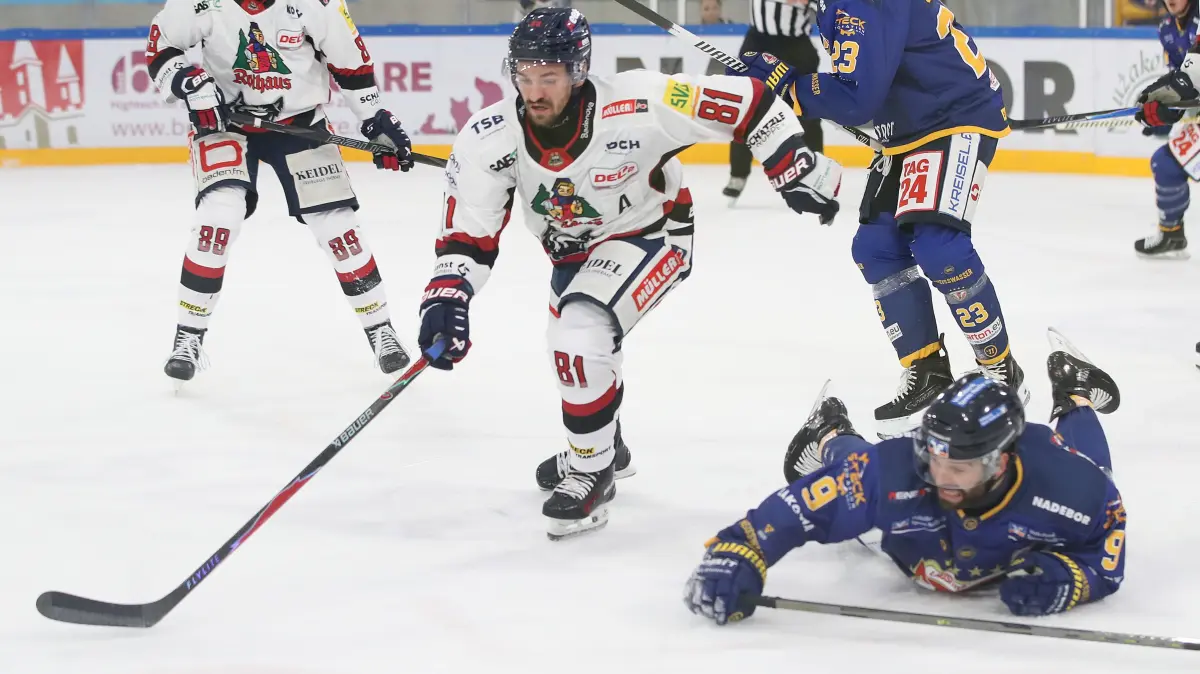 Lausitzer Fuechse vs. EHC Freiburg: 23.10.2026, Weisswasser, Lausitzer Fuechse vs. EHC Freiburg
Christian Billich (81, EHC Freiburg) Adam Brady (9, Lausitzer Fuechse)