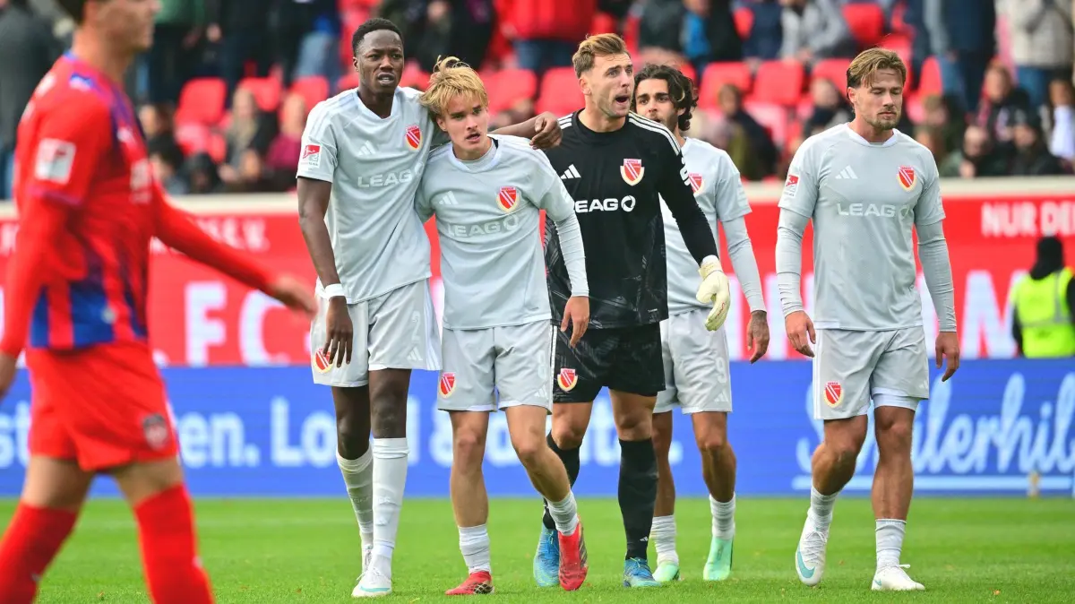 1. FC Heidenheim - Energie Cottbus: 24.10.2026, Baden-Württemberg, Heidenheim: Fußball, Männer: 2. Bundesliga, 1. FC Heidenheim - Energie Cottbus, 9. Spieltag, Voith-Arena. Die Cottbuser freuen sich nach dem Abpfiff über das 1:1-Unentschieden. Foto: Jan-Philipp Strobel/dpa +++ dpa-Bildfunk +++