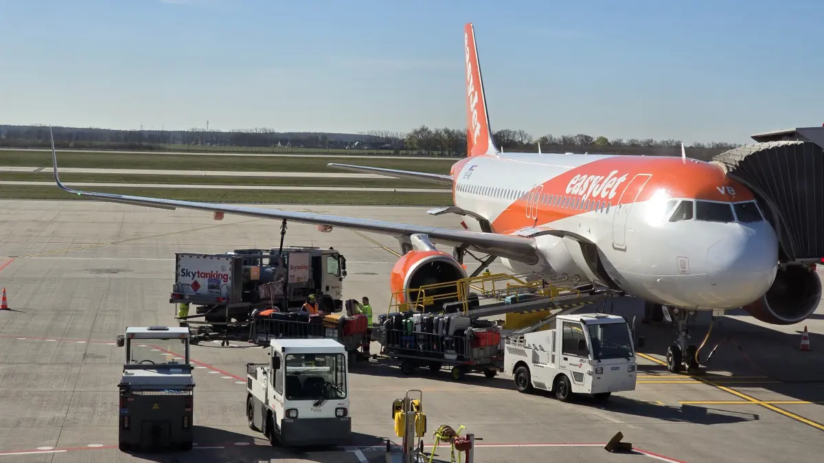 Ein Easyjet Flieger am Flughafen BER beim Verladen des Gepäcks. (Symbolbild)