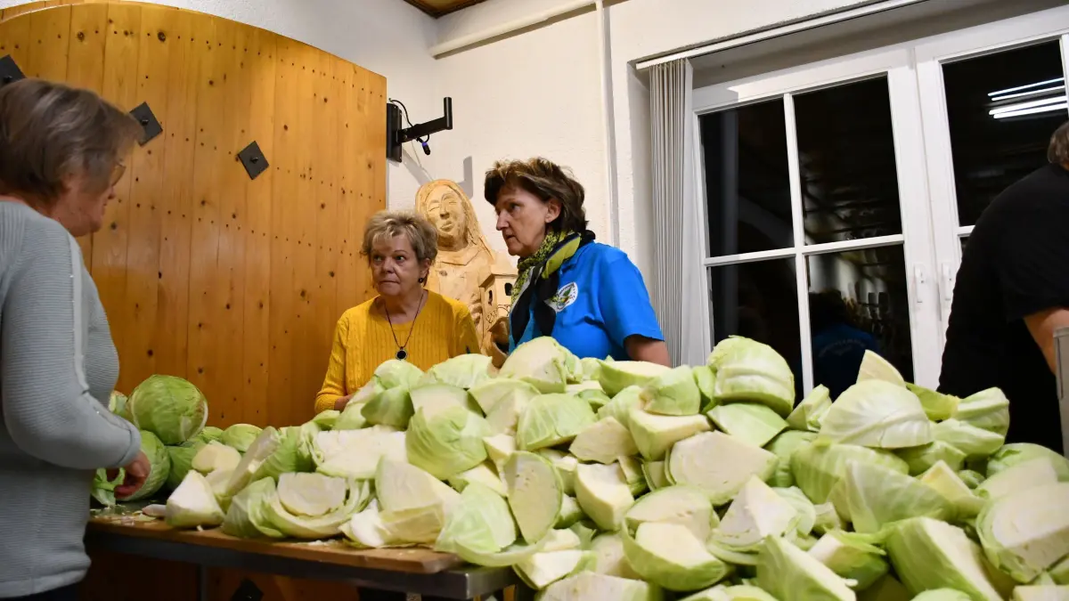 In Terpe bei Spremberg läuft die Sauerkraut-Produktion auf Hochtouren: 260 Kilogramm Kohl werden an einem Abend verarbeitet.