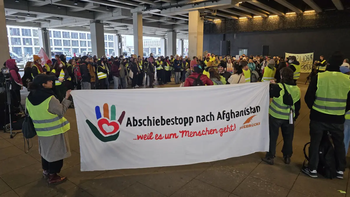 Demonstration am Flughafen BER gegen Abschiebungen