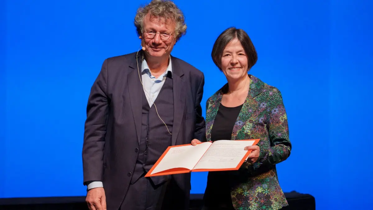 Georg-Büchner-Preis 2026: Christine Wunnicke (r), Schriftstellerin und Übersetzerin, wird mit dem Georg-Büchner-Preis 2026 durch Ingo Schulze, Präsident Deutsche Akademie für Sprache und Dichtung, ausgezeichnet. Der mit 50.000 Euro dotierte Georg-Büchner-Preis zählt zu den wichtigsten literarischen Auszeichnungen im deutschsprachigen Raum und wird jährlich vergeben. Die Deutsche Akademie für Sprache und Dichtung verleiht im Rahmen der Veranstaltung außerdem den Sigmund-Freud-Preis für wissenschaftliche Prosa und den Johann-Heinrich-Merck-Preis für literarische Kritik und Essay. (zu dpa: «Autorin Wunnicke mit Georg-Büchner-Preis ausgezeichnet»)