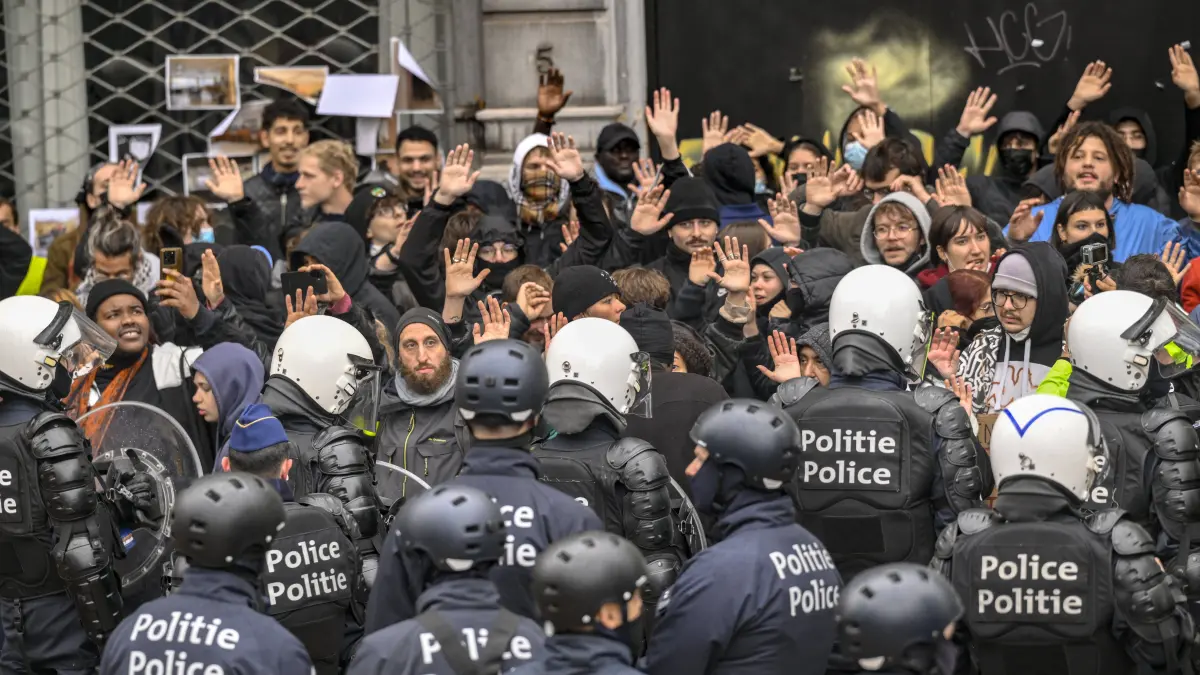 Extreme Left And Citizen Activists Protest 24/10/2026: Extreme Left And Citizen Activists Protest 24/10/2026 BRUSSELS, BELGIUM - OCTOBER 24 : Police corralling demonstrators pictured during illegal demonstration the centre of Brussels against budget measures on October 24, 2026 in Brussels, Belgium, 24/10/2026 Brussels Belgium PUBLICATIONxNOTxINxFRAxBEL Copyright: xPhilipxReynaersx