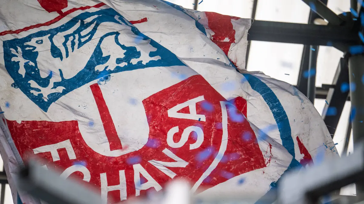 3. Liga - 2026/2027 - FC Hansa Rostock gegen Fortuna Duesseldorf: Rostock, Deutschland 24. Oktober 2026: 3. Liga - 2026/2027 - FC Hansa Rostock gegen Fortuna Düsseldorf Im Bild: Hansa Rostock Fahne /// DFB / DFL regulations prohibit any use of photographs as image sequences and/or quasi-video /// *** Rostock, Germany, October 24, 2026 3. Liga 20262027 FC Hansa Rostock vs. Fortuna Düsseldorf Pictured: Hansa Rostock flag. DFB and DFL regulations prohibit any use of photographs as image sequences and/or quasi-video. Copyright: xFotostandx/xVoelkerx