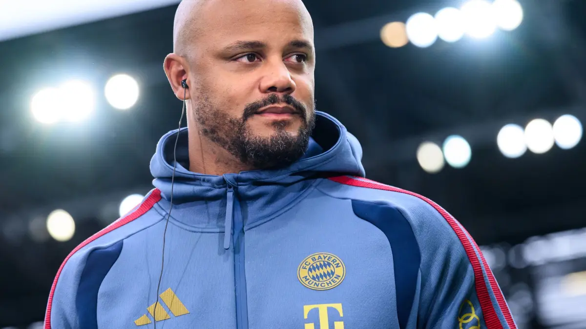 Vincent Kompany: Fußball, Männer: Bundesliga, FC Augsburg - Bayern München, 5. Spieltag, WWK-Arena. Trainer Vincent Kompany (Bayern München) steht vor dem Spiel im Stadion. (zu dpa: «Kompany in stabilem Zustand: Bayern-Coach bleibt in Klinik»)