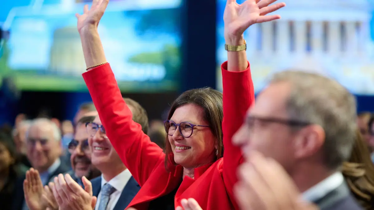 CSU-Parteitag: Ilse Aigner (CSU), Präsidentin des bayerischen Landtags, nimmt am CSU-Parteitag in der Messehalle teil und freut sich über die Begrüßung durch den Bundeskanzler. (zu dpa: «Die große Ilse-Aigner-Show»)