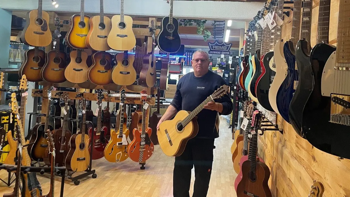 In Spitzenzeiten sind im Musikhaus Labicki in Esterwerda weit mehr als 200 Gitarren angeboten worden. Michael Schütze hat das Haus nach dem plötzlichen Tod des Firmenbegründers mit viel Umsicht weitergeführt. Weshalb er es heute ohne Groll schließt.