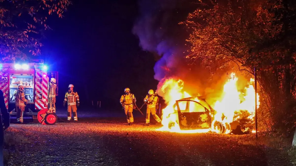 Auf dem Parkplatz am Madlower Badesee gerät ein abgestelltes Auto in Vollbrand. Die Polizei fahndet nach dem Halter, während die Ursache des Feuers weiter unklar bleibt.