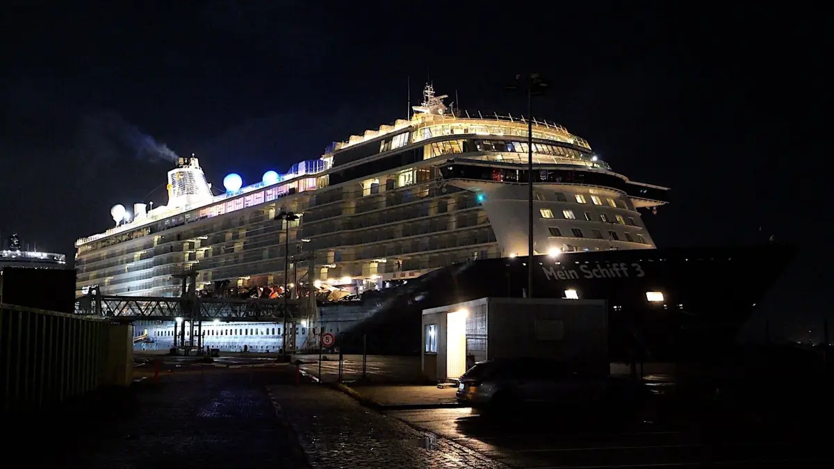 Kreuzfahrtschiff stößt mit Containerschiff zusammen: Blick auf die «Mein Schiff 3» nach der Kollision. Das Kreuzfahrtschiff «Mein Schiff 3» ist mit einem Containerschiff zusammengestoßen. Das teilte die Polizei in Bremen auf Anfrage mit. Es sei nicht bekannt, dass es Verletzte gebe. Weitere Einzelheiten waren zunächst nicht bekannt. (zu dpa: «Kreuzfahrtschiff stößt mit zwei Containerschiffen zusammen»)