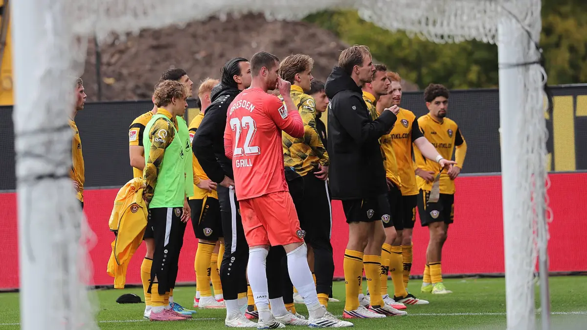 Torhueter Lennart Grill (Dynamo Dresden) und Team enttaeuscht bei den Fans Torhueter Tim Schreiber (Dynamo Dresden) und : Torhueter Lennart Grill Dynamo Dresden und Team enttaeuscht bei den Fans Torhueter Tim Schreiber Dynamo Dresden und sein Team, enttaeuscht bei den Fans Fussball, Herren, Saison 2026 2027, 2.BL, Holstein Stadion, Holstein Kiel gegen Dynamo Dresden, 3-0 DFL REGULATIONS PROHIBIT ANY USE OF PHOTOGRAPHS AS IMAGE SEQUENCES AND/OR QUASI-VIDEO. *** Goalkeeper Lennart Grill of Dynamo Dresden and his team disappoint the fans Goalkeeper Tim Schreiber of Dynamo Dresden and his team disappoint the fans Soccer, Men s, 20262027 season, 2. Bundesliga, Holstein Stadium, Holstein Kiel vs. Dynamo Dresden, 30. DFL regulations prohibit any use of photographs as image sequences and/or quasi-video.