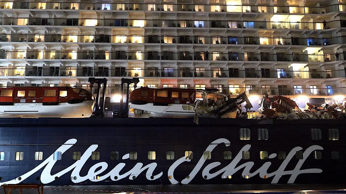 Kreuzfahrtschiff stößt mit Containerschiff zusammen: 25.10.2026, Bremen, Bremerhaven: Blick auf die «Mein Schiff 3» nach der Kollision. Das Kreuzfahrtschiff «Mein Schiff 3» ist mit einem Containerschiff zusammengestoßen. Das teilte die Polizei in Bremen auf Anfrage mit. Es sei nicht bekannt, dass es Verletzte gebe. Weitere Einzelheiten waren zunächst nicht bekannt. Foto: Jörn Hüneke/dpa +++ dpa-Bildfunk +++