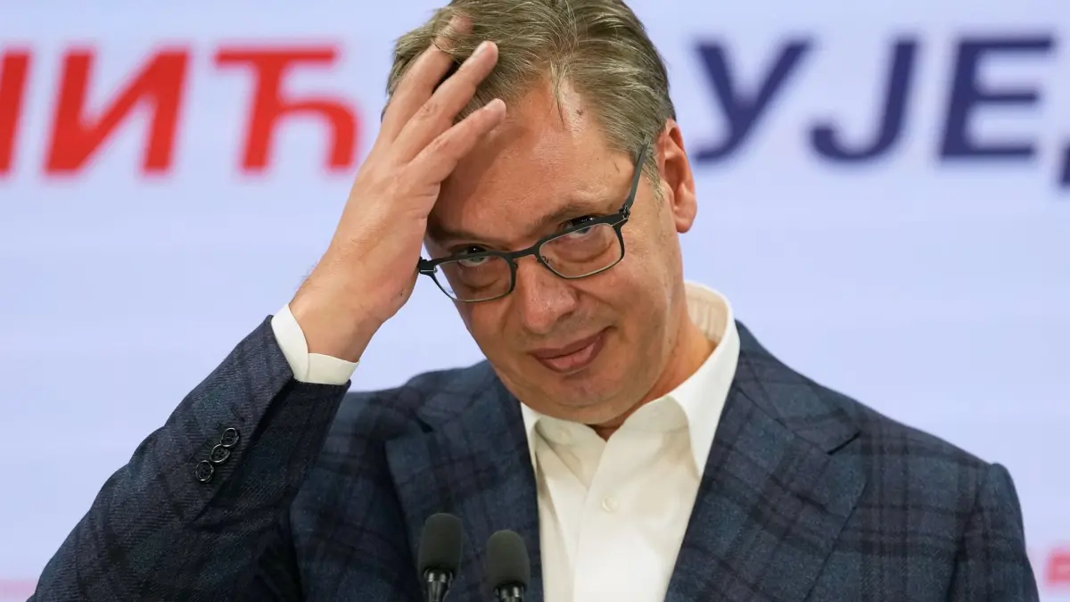 Vorgezogene Parlamentswahl in Serbien: 25.10.2026, Serbien, Belgrad: Aleksandar Vucic, Vorsitzender der rechtsgerichteten Serbischen Fortschrittspartei (SNS), hält eine Rede im Parteihauptquartier, nachdem er seine Niederlage bei den Parlamentswahlen eingestanden hatte. Foto: Darko Vojinovic/AP/dpa +++ dpa-Bildfunk +++