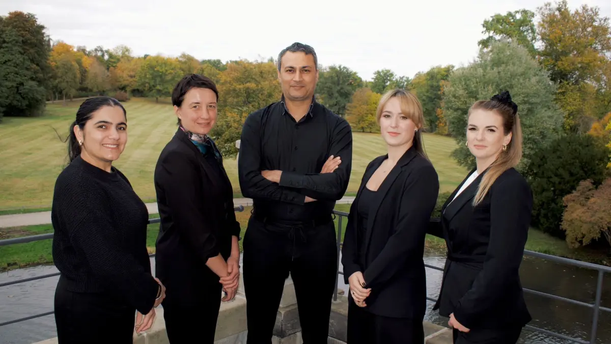 Gurinder Singh inmitten seines Teams vom Schlosscafé im Muskauer Park. Neben ihm steht seine Frau Antje Lange (2.v.l.). Zum Team gehören Ritu (l.), Alicja (2.v.r.) und Agnieszka. Im Sommer kommen noch Minijobber dazu.