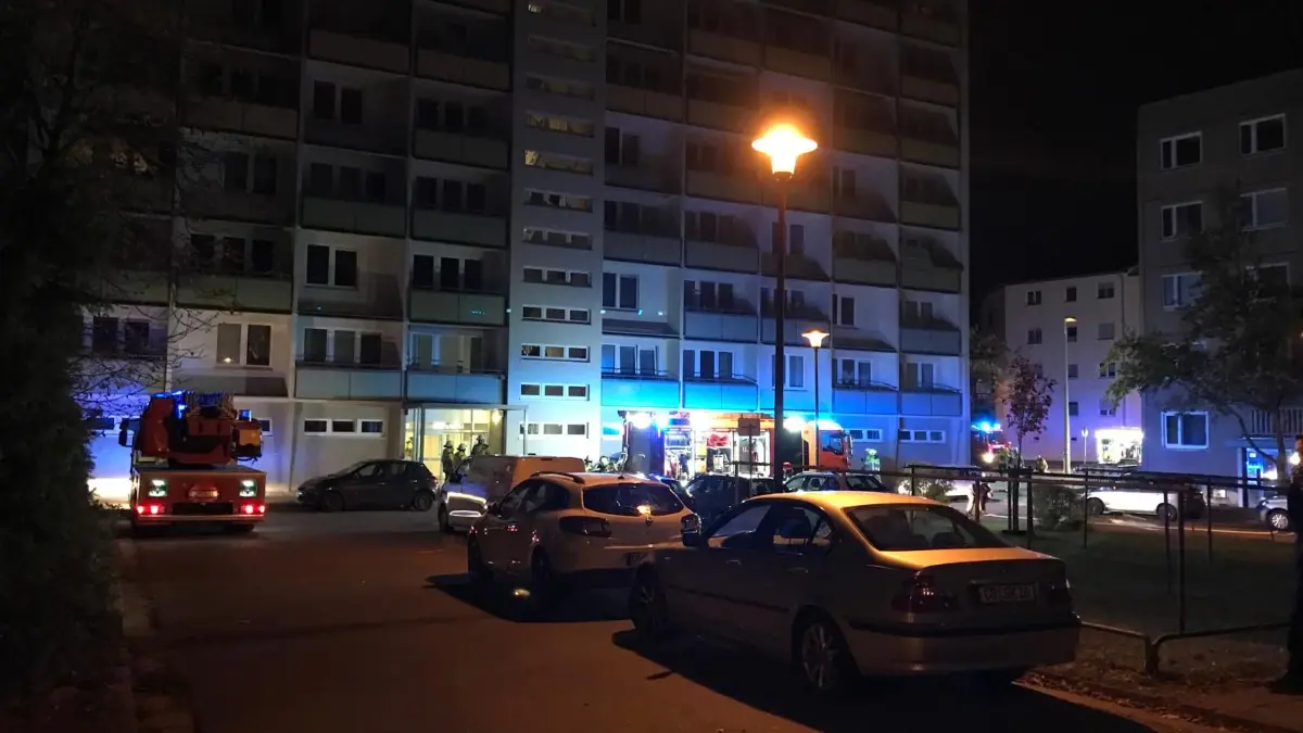 Großeinsatz in der Saarstraße in Cottbus. Wegen eines Brandes auf dem Balkon eines Mehrfamilienhauses mussten Berufs- und Freiwillige Feuerwehr gemeinsam ausrücken. Eine Bewohnerin musste untersucht werden.