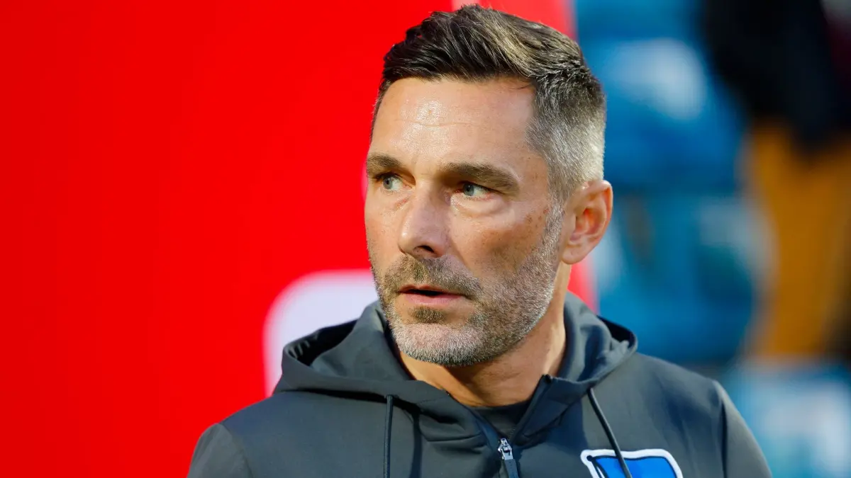 Stefan Leitl: Fußball, Männer, 2. Bundesliga, Holstein Kiel - Hertha BSC, 8. Spieltag, Holstein-Stadion. Herthas Trainer Stefan Leitl geht ins Stadion. (zu dpa: «Fall Kompany: Lustrinelli und Leitl raten zu Pausen»)