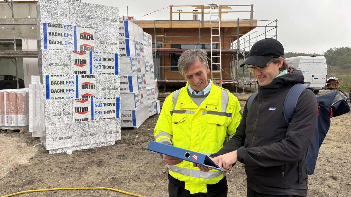 Wöchentliche Beratungen auf der Baustelle des Abfallentsorgungsverbandes in Freienhufen sind obligatorisch. Verbandsvorsteher Bernd Dutschmann (li.) hier im Gespräch mit Benjamin Huß, im Dresdner Planungsbüro verantwortlich für Elektroplanung.