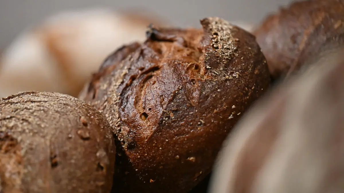 Bäckerei: PRODUKTION - 11.12.2025, Hessen, Nidderau-Windecken: Ein Brot liegt in einer Bäckereifiliale im Regal. (zu dpa: «Bäckerei Moos mit rund 500 Beschäftigten in der Krise») Foto: Michael Brandt/dpa +++ dpa-Bildfunk +++