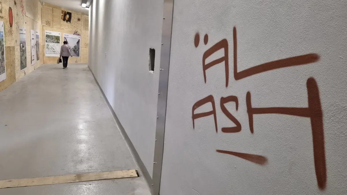 Kaum saniert, schon beschmiert. Der Personentunnel am Bahnhof Lübbenau ist zur Zielscheibe für Sachbeschädigung öffentlichen Eigentums geworden.